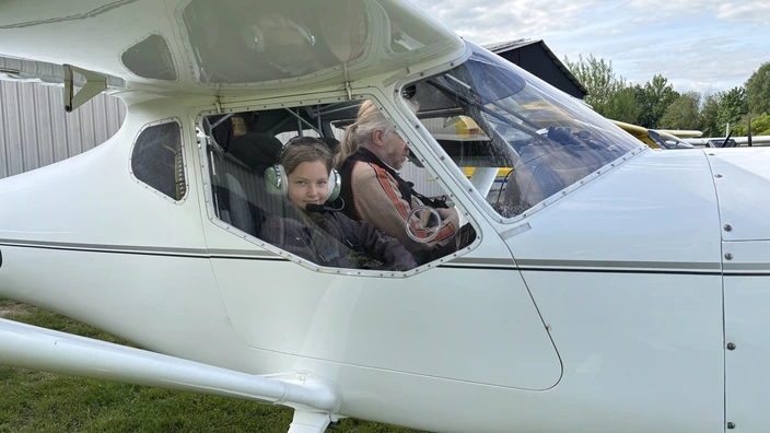 Ein Kind in einem Leichtflugzeug