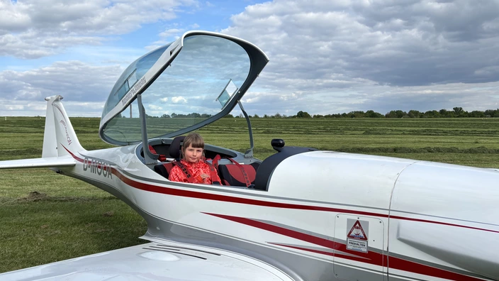 Ein Kind in einem Leichtflugzeug