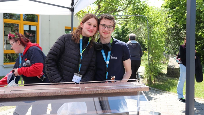 Zwei Jugendliche beim Tag der offenen Tür im CJD BBW Gera