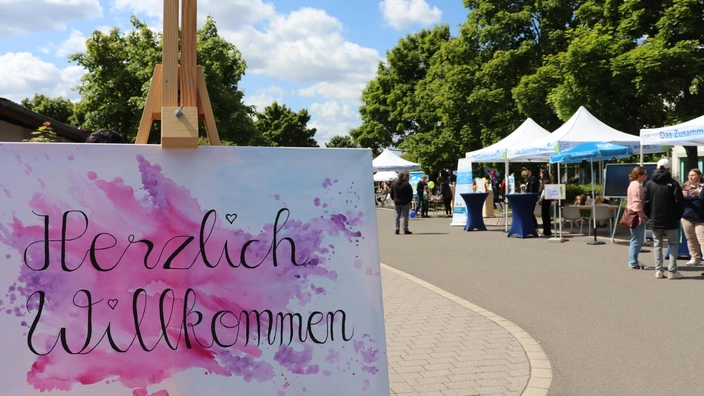 Schild mit der Aufschrift "Herzlich Willkommen" beim Tag der offenen Tür im CJD BBW Gera