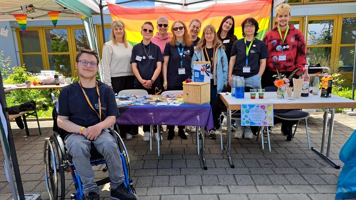 Mitglieder der Regenbogengruppe am Infostand beim Tag der offenen Tür im CJD BBW Gera