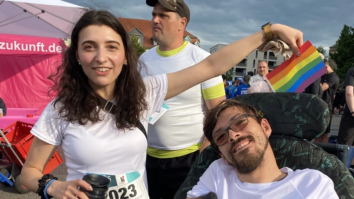Mann im Rollstuhl mit Begleiterin beim RUN Thüringer Unternehmenslauf 2025 