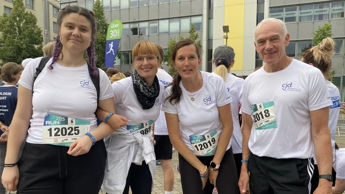 4 Personen kurz vor dem Start beim Das CJD-Team beim RUN Thüringer Unternehmenslauf 2025 