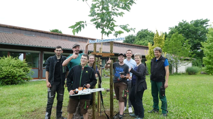 Gruppenbild vom Team BBW beim Pflanzen neuer klimaresistenter Bäume