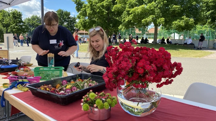 Zwei Personen am Floristikstand