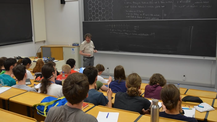 Im Curie-Bau der TU Ilmenau referierte Prof. Kriesell vor den Teilnehmenden des Mathecamps.