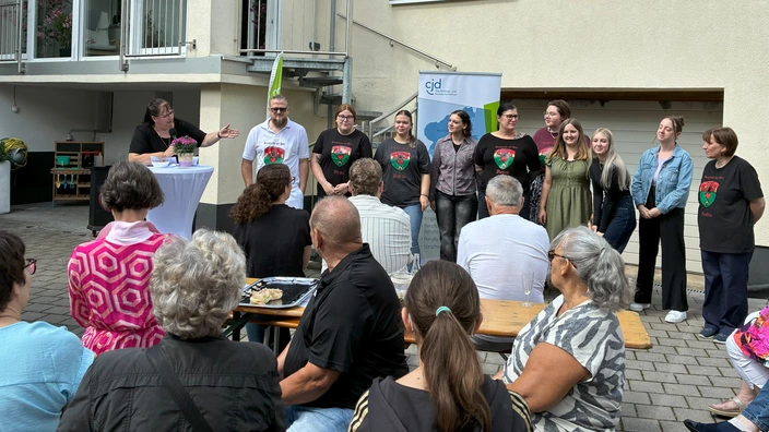 Menschen vor Haus