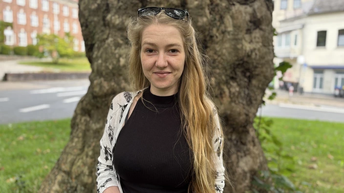 Ronja vor einem Baum