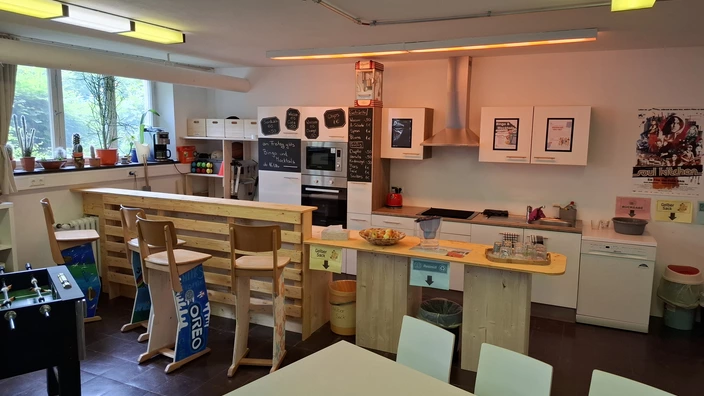 Theke und Barhocker sind neu gebaut