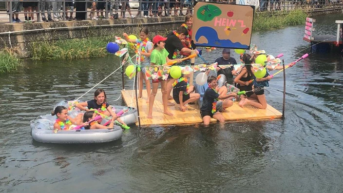 Ausfahrt mit dem selbstgebauten Floß