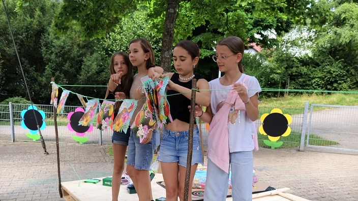 Das fertig gebaute Floß wird geschmückt