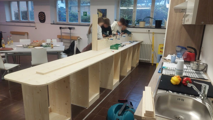 Beim Bau der neuen Theke für den Kinder- und Jugendtreff