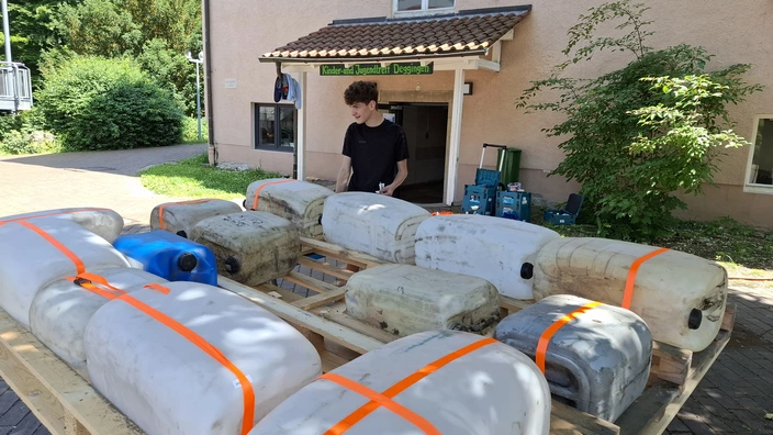 Beim Floßbau im Kinder- und Jugendtreff Deggingen