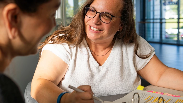 Angebotsleiterin Claudia Handschack in einem Beratungsgespräch.