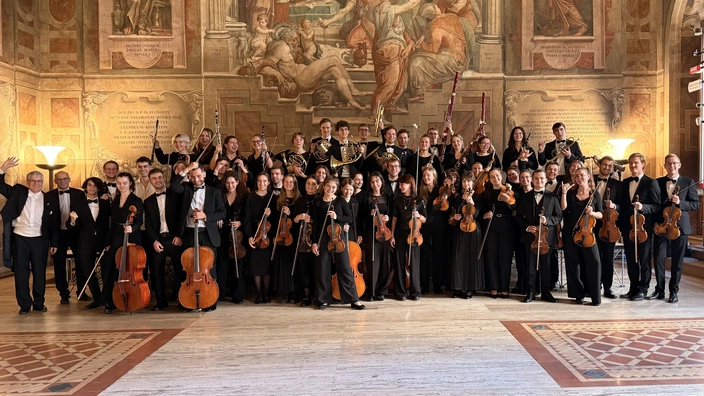 Gruppenfoto des CJD Orchesters mit ihren Instrumenten in Rom