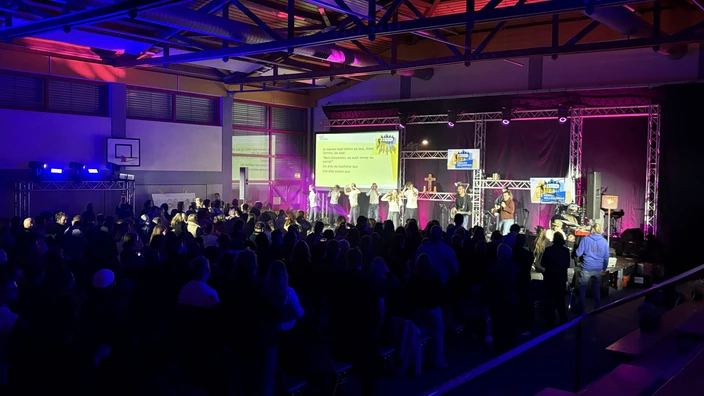 Bild aus der Veranstaltungshalle beim Jugendforum in Gera