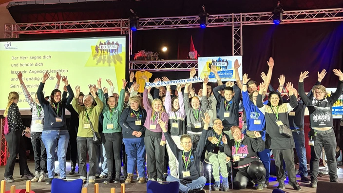 Chor aus freiwilligen Teilnehmern beim Jugendforum in Gera