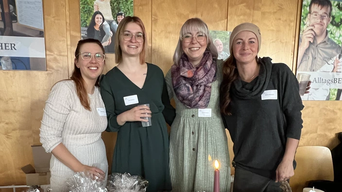 4 Kolleginnen des Werkstatt-Teams beim Weihnachtsbasar