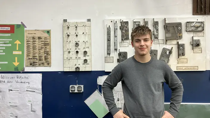 Lennard in der Metallwerkstatt des CJD Berlin-Brandenburg