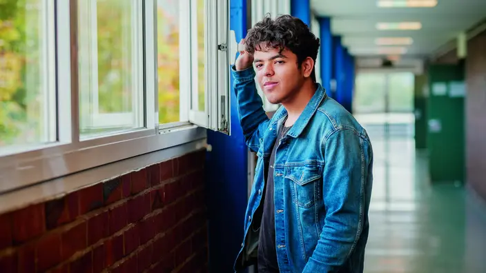 CJD Energiecampagne, Junge am Fenster