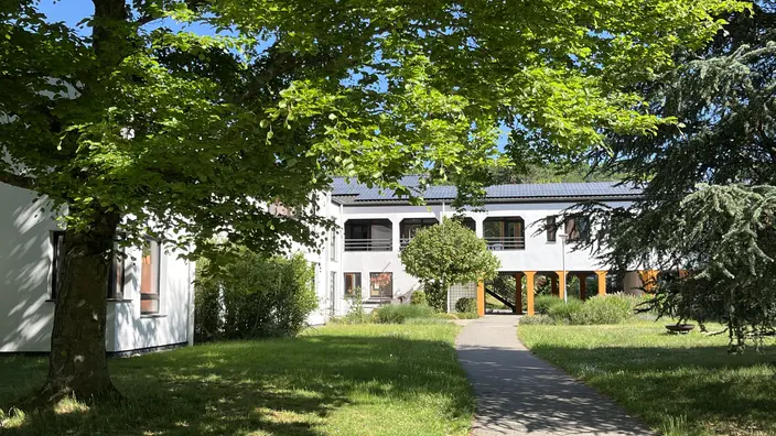 Gebäude mit Photovoltaik im CJD Homburg