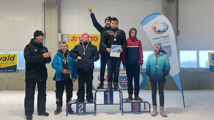 Siegerehrung – Die Gewinner des Landesfinales stehen auf dem Siegertreppchen in der Skihalle