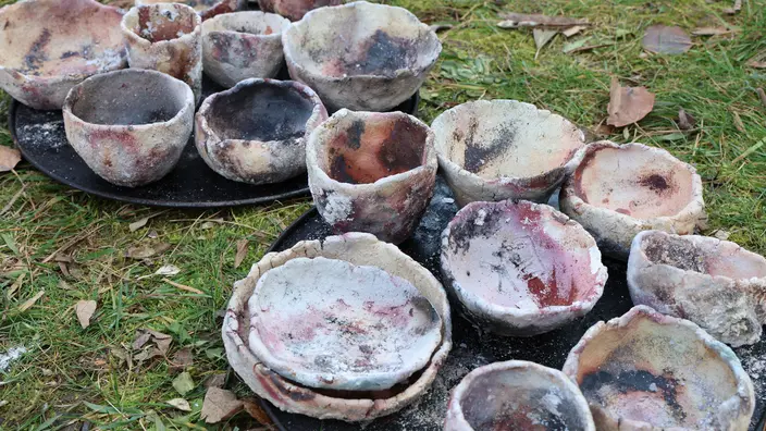 gebrannte Tonschalen auf der Wiese