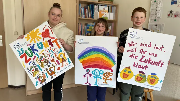 Schülerinnen und Schüler aus der CJD Christophorusschule mit selbst gestalteten Plakaten für die geplante Demonstration.