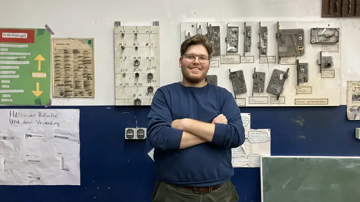 Clemens in der Metallwerkstatt des CJD Berlin-Brandenburg