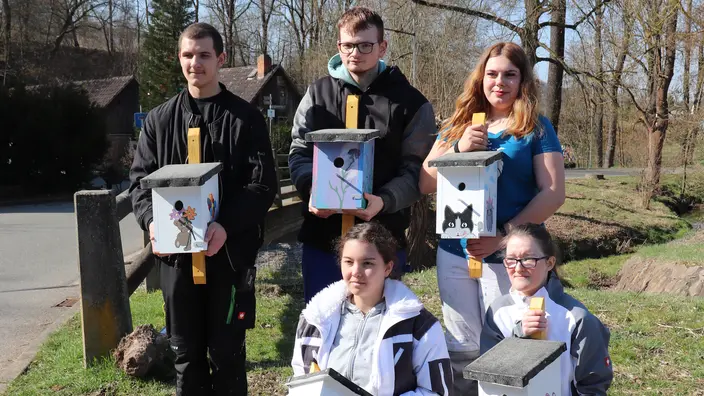 Fünf Jugendliche präsentieren 13 Nistkästen.