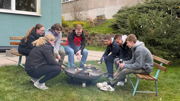 Jugendliche an der Feuerschale