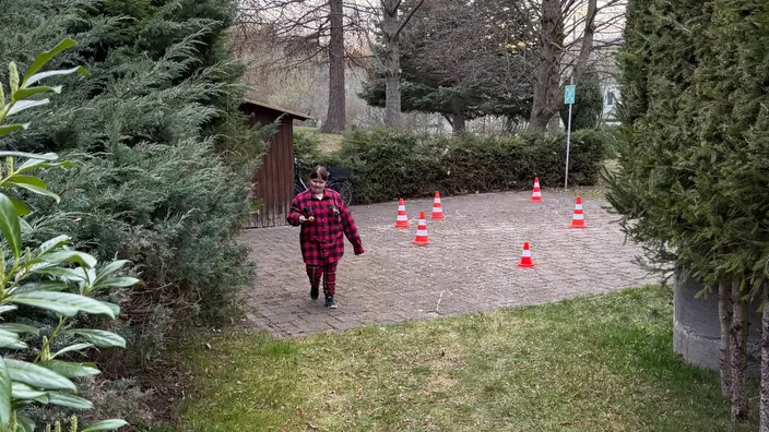 Eine Jugenldiche beim Eierlauf