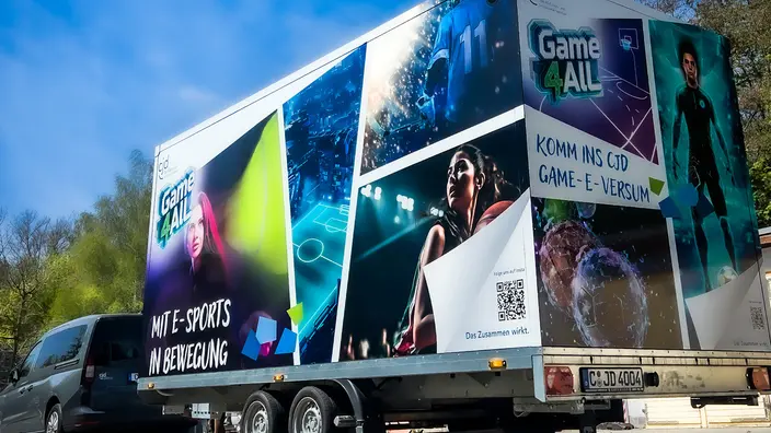 Außenansicht vom Game4All-Anhänger. 
