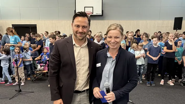 Stoyan Dimitrov und Dr. Katja Kirchner bei der Turnhalleneröffnung