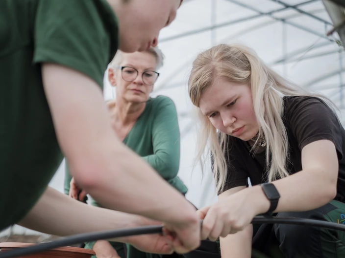 Ausbilderin mit zwei Auszubildenden im CJD BBW Gera