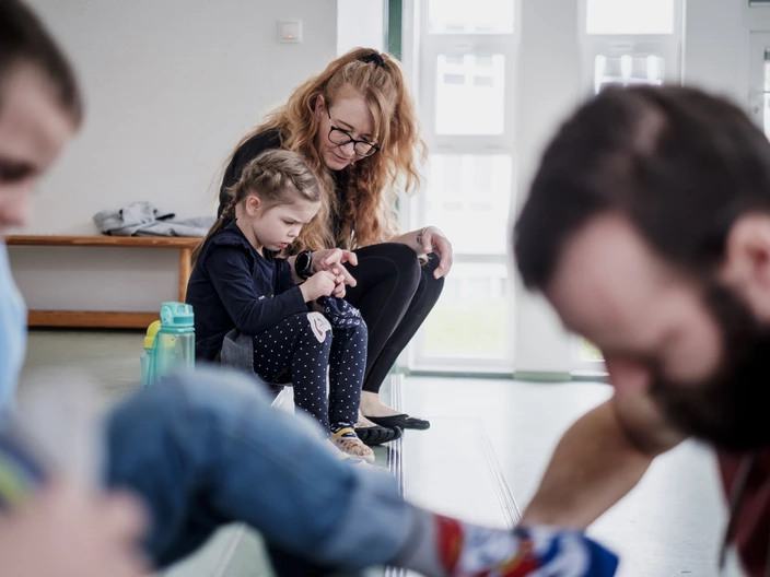 Eine CJD Erzieherin tröstet ein kleines Mädchen in einer CJD Kita.