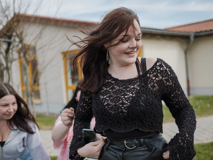 "Gesellige Gruppe von Freunden, die gemeinsam Spaß haben und lachen, in einer entspannten Umgebung.