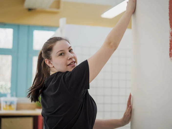 Junge Auszubildende in einer Maler-Werkstatt des CJD