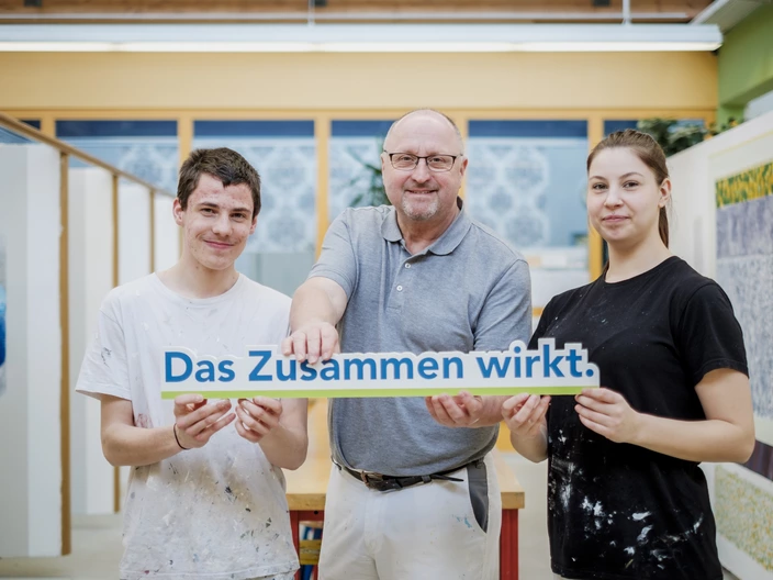 Auszubildende und Ausbilder in der Malerwerkstatt des BBW Gera