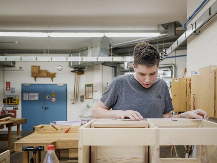 Junger Azubi in einer Holzwerkstatt des CJD