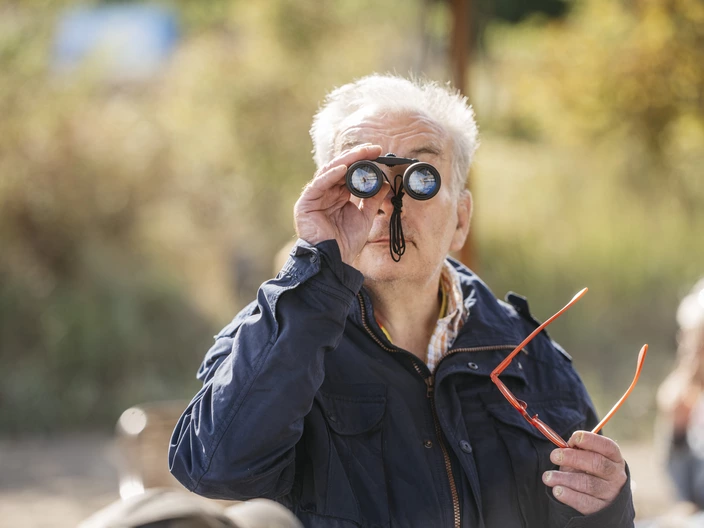 Roland schaut durch ein Fernglas