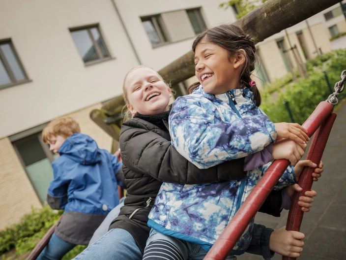 Drei spielende Kinder in der CJD Grundschule Braunschweig 