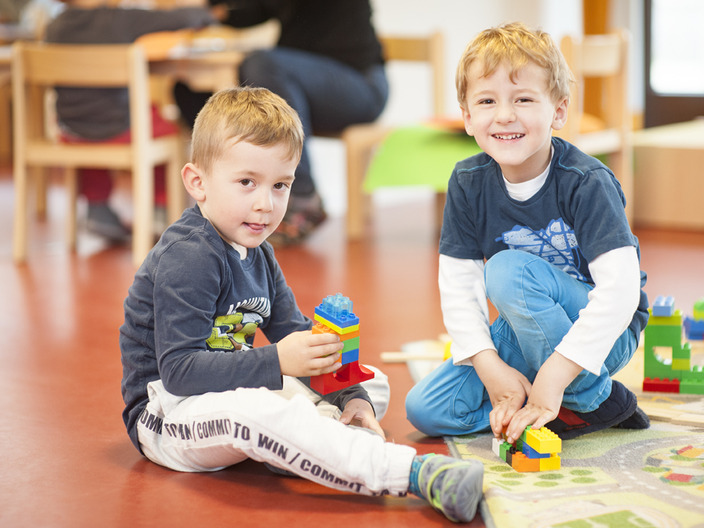Zwei spielende Kinder in einer CJD Kita in Berlin