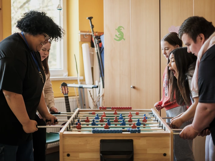 Jugendliche spielen Tischkicker