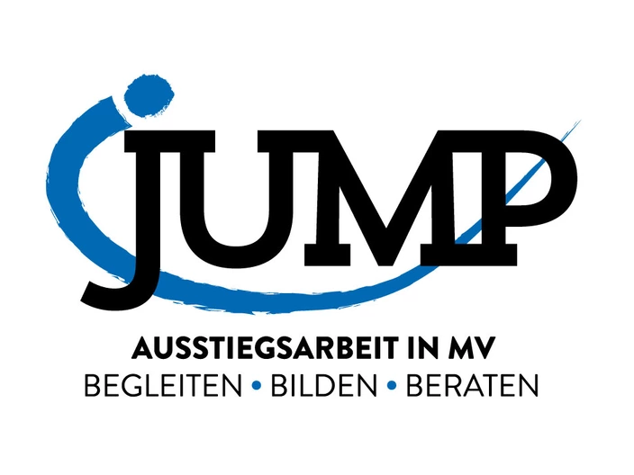 Logo von JUMP – Ausstiegsarbeit in MV. Der Schriftzug „JUMP“ ist groß dargestellt, mit einer blauen Schwunglinie, die wie eine stilisierte Person wirkt. Darunter steht: „Ausstiegsarbeit in MV – Begleiten · Bilden · Beraten“.