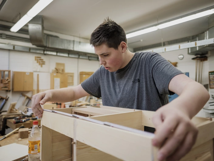 Auszubildender in einer CJD Schreinerei