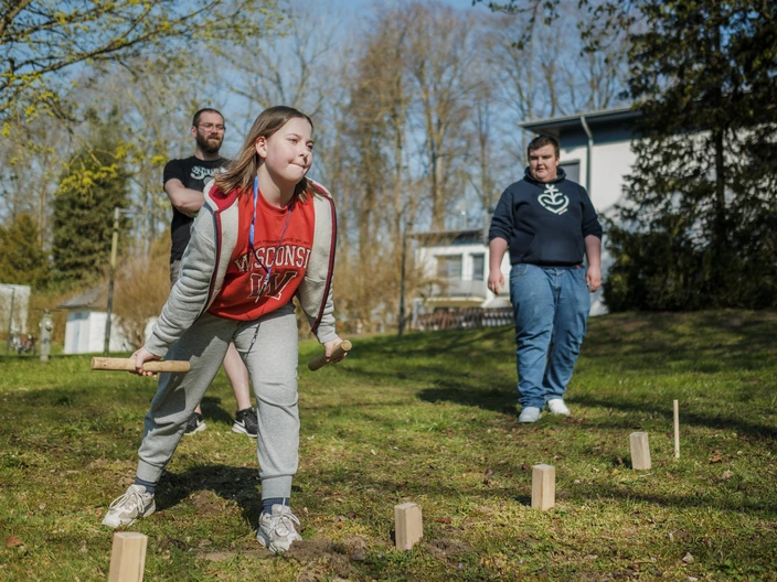 Junge Menschen spielen im Außengelände der Fachklinik Garz