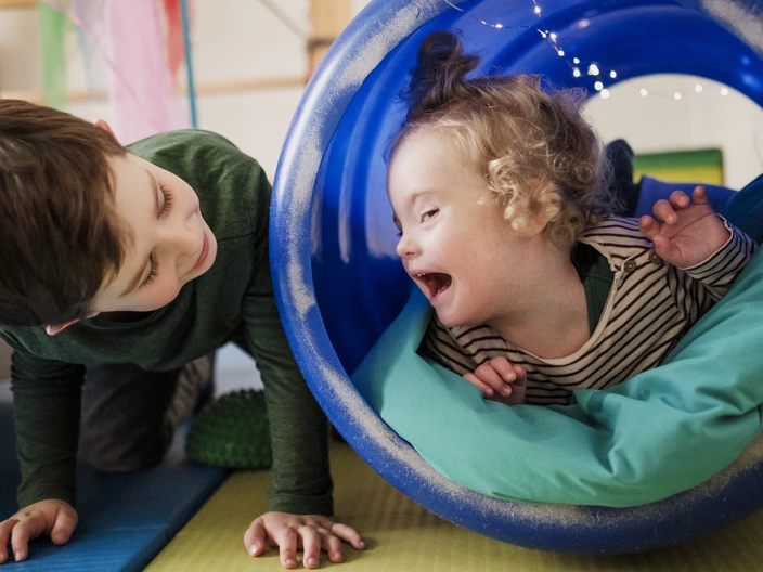 Zwei spielende Kinder im CJD Kindergarten