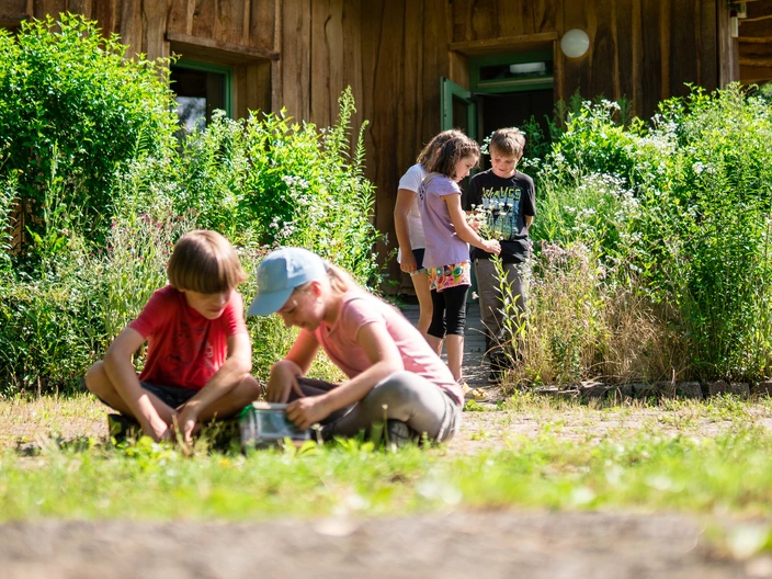 Kinder vor dem Ökohaus