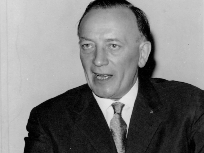 Arnold Dannenmann auf Schloss Kaltenstein zu Heilig Abend 1949 bei einer Rede am Rednerpult